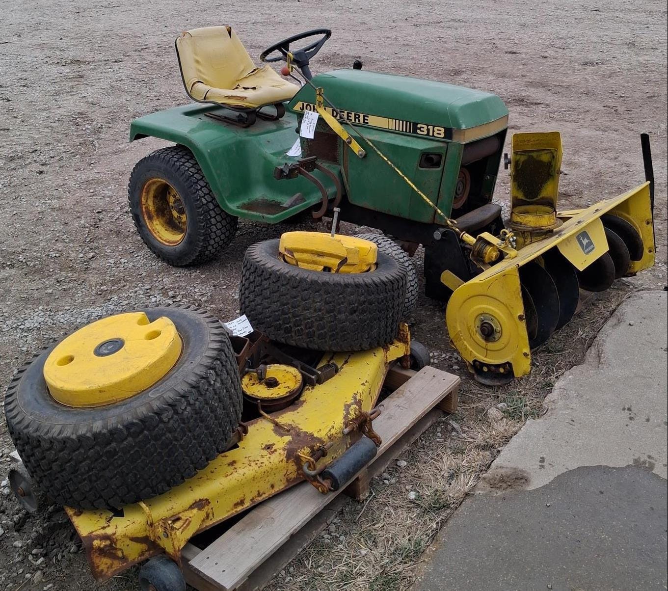1989 John Deere 318 Equipment Image0