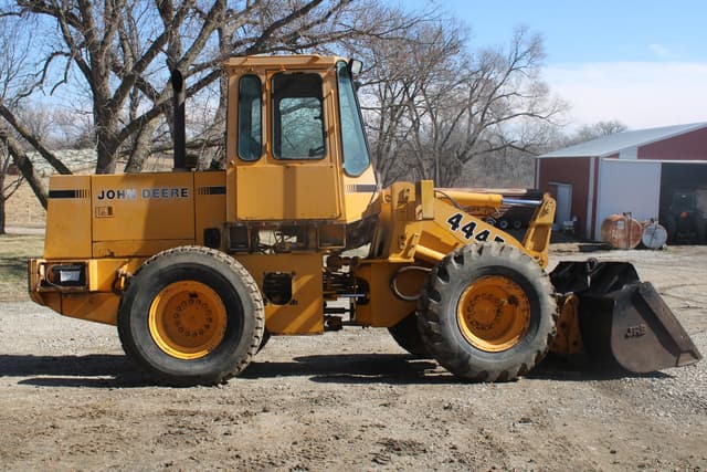 Image of John Deere 444E equipment image 4
