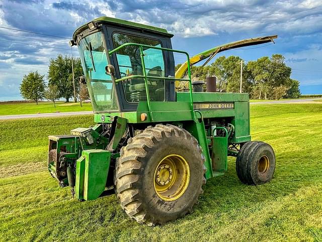 Image of John Deere 5830 equipment image 1