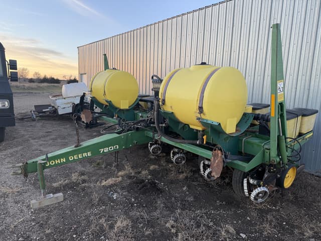Image of John Deere 7200 equipment image 1