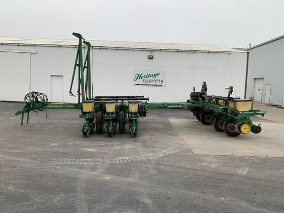 Image of John Deere 7200 equipment image 1