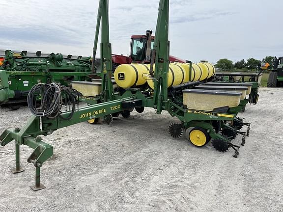 Image of John Deere 7200 equipment image 1