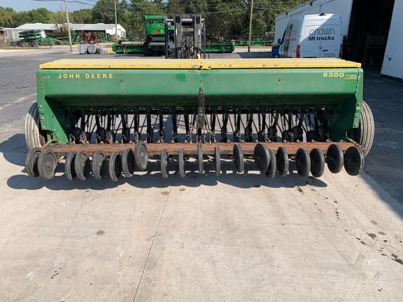 Image of John Deere 8300 equipment image 3