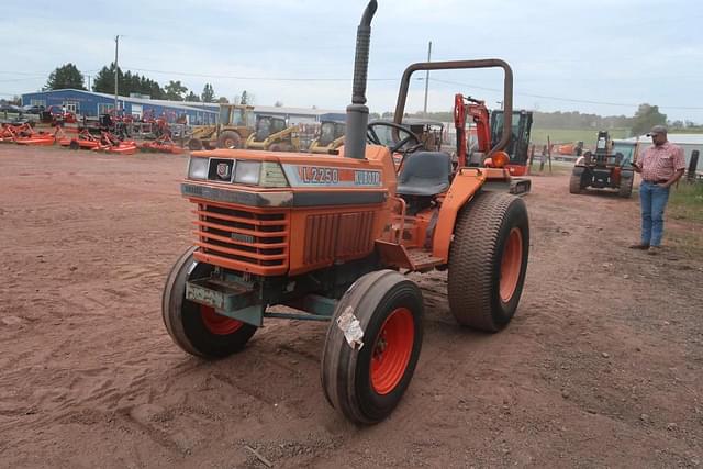 Image of Kubota L2250 equipment image 3