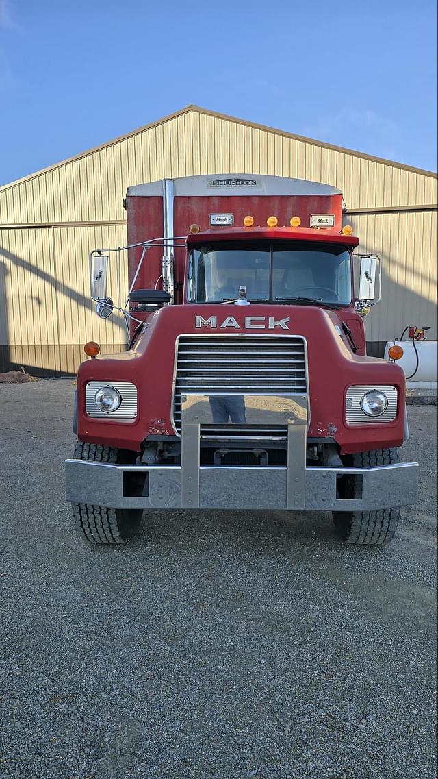 Image of Mack DM690S equipment image 1