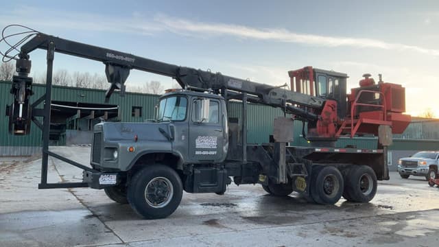 Image of Mack DM690S equipment image 1