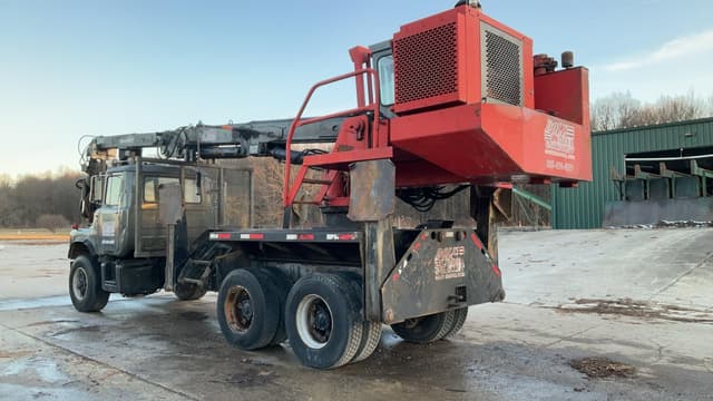 Image of Mack DM690S equipment image 2