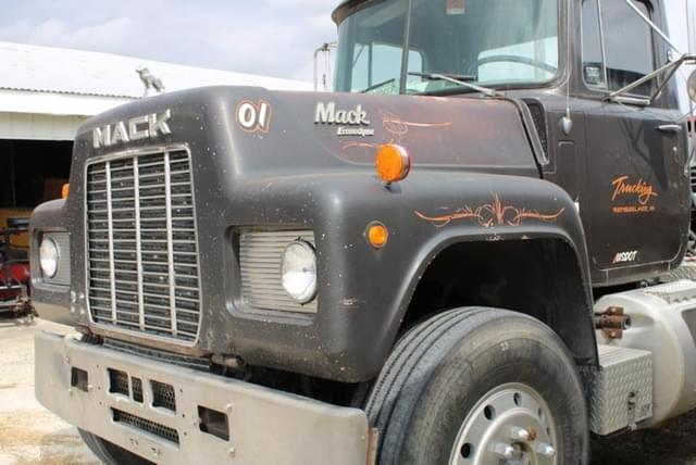 Image of Mack R600 equipment image 4