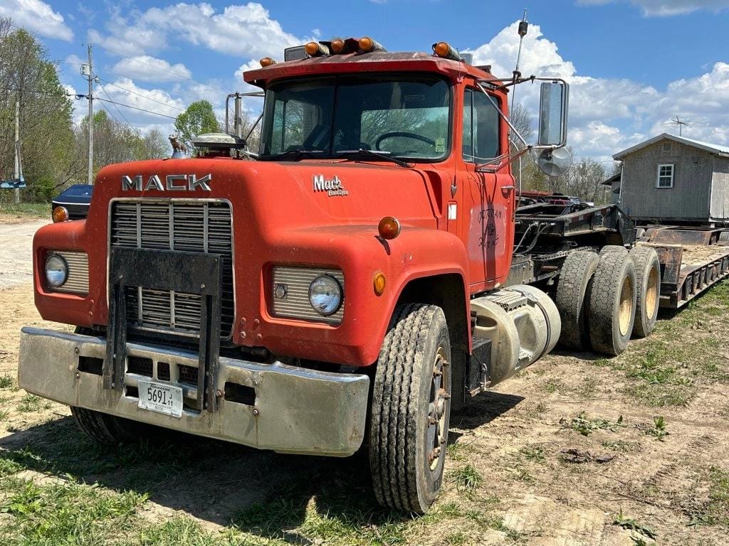 1989 Mack R688ST Equipment Image0