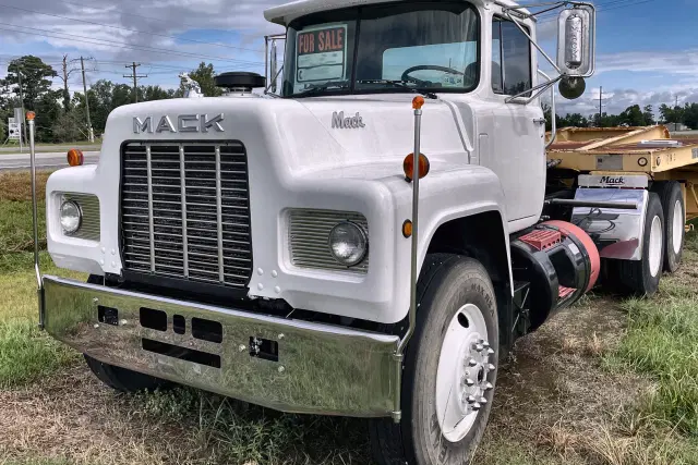 Image of Mack R688ST equipment image 4