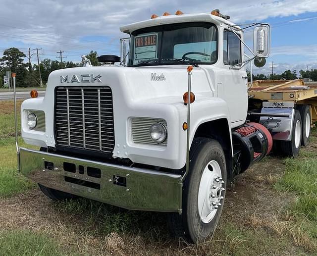 Image of Mack R688ST equipment image 4