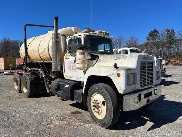 Image of Mack R690ST Image 1