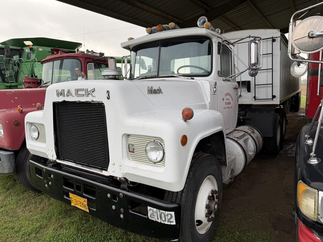 Image of Mack R690ST Primary image