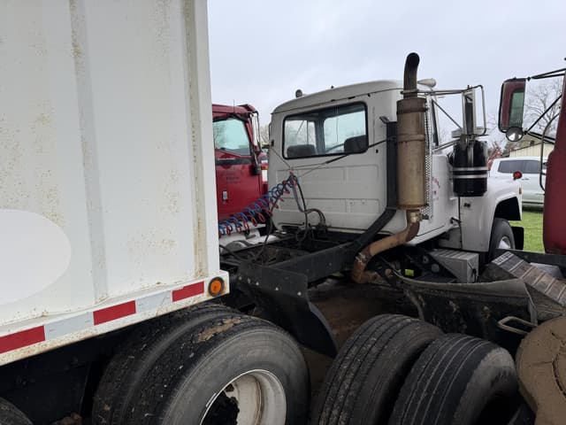 Image of Mack R690ST equipment image 2