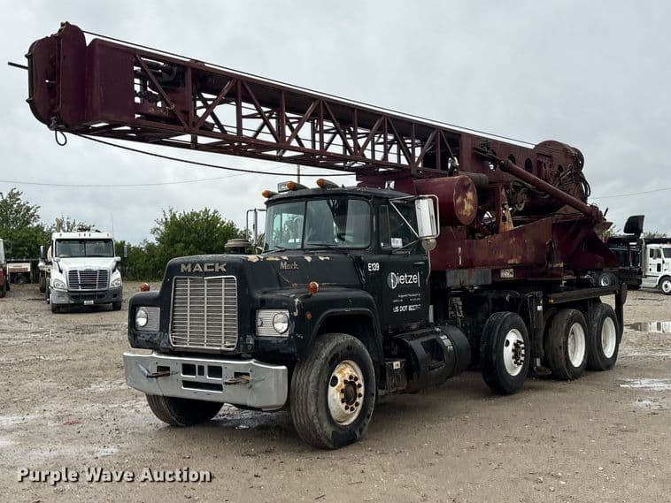 Image of Mack R690ST Primary image