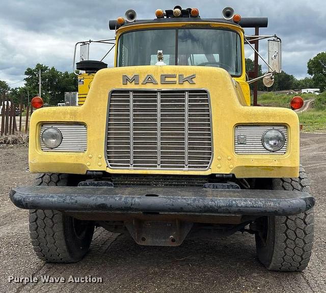 Image of Mack R690ST equipment image 1