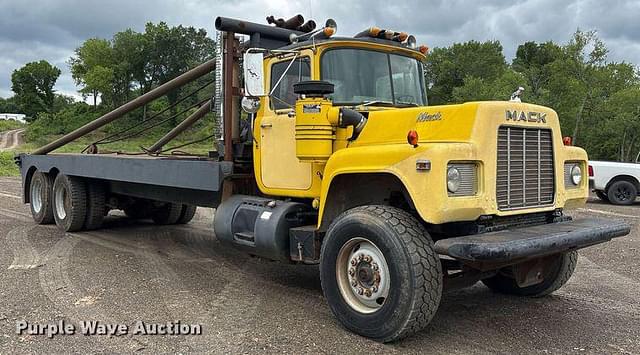 Image of Mack R690ST equipment image 2