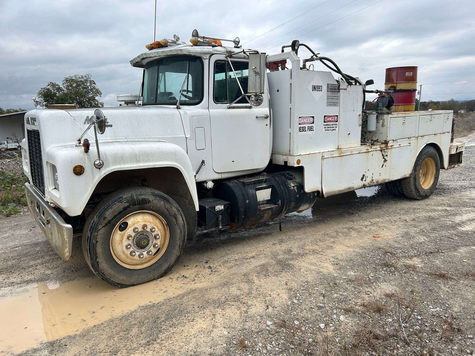 1989 Mack R690T Equipment Image0