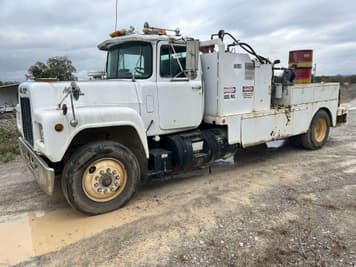 Main image Mack R690T