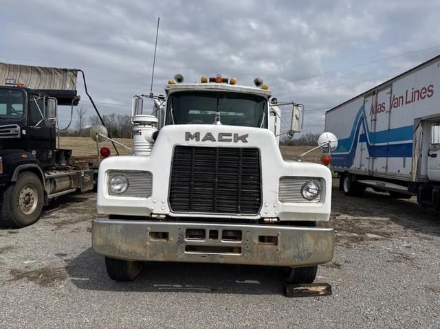 Image of Mack R690T equipment image 4