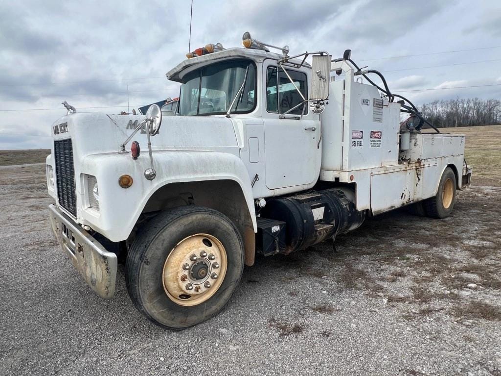 1989 Mack R690T Equipment Image0