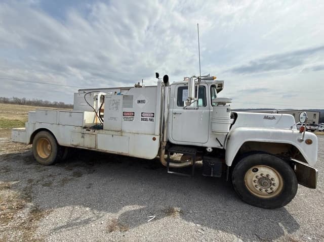 Image of Mack R690T equipment image 1