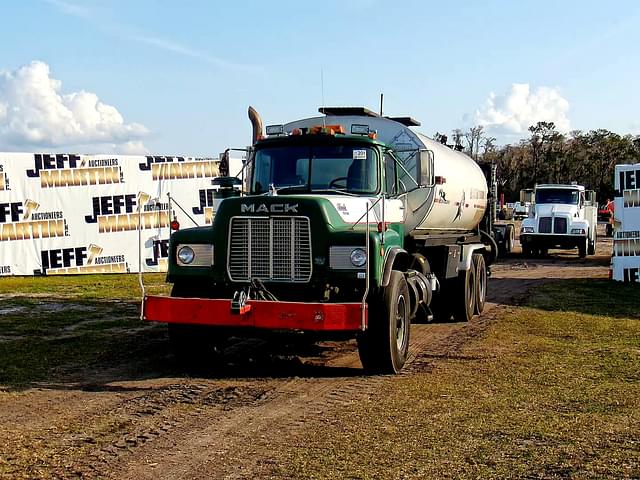 Image of Mack RD equipment image 1