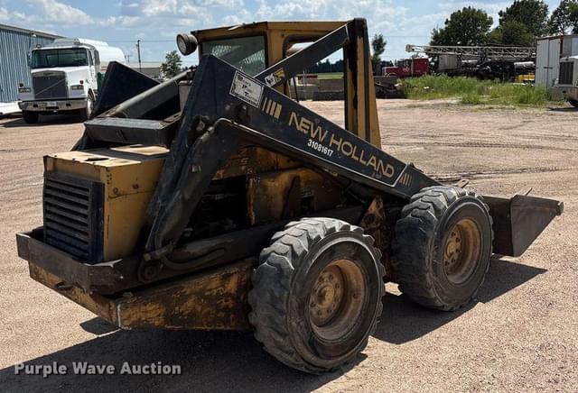Image of New Holland L785 equipment image 4