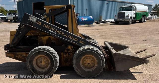 Image of New Holland L785 equipment image 3