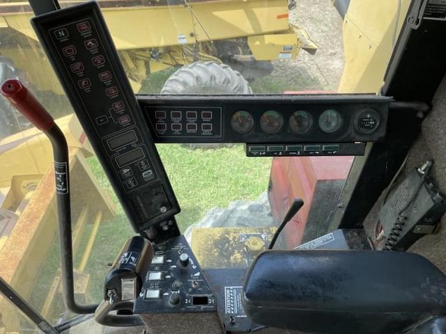 Image of New Holland TR86 equipment image 4