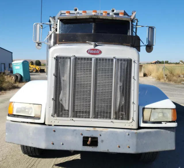 Image of Peterbilt 377 equipment image 4