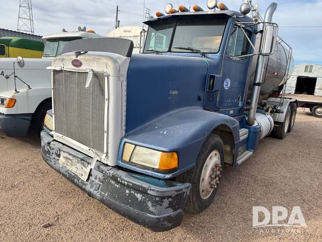 Image of Peterbilt 377 equipment image 1