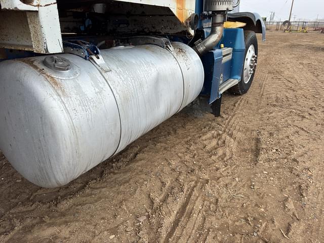 Image of Peterbilt 377 equipment image 4