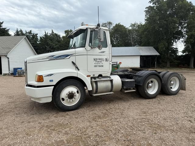 Image of White GMC WCA64T equipment image 3