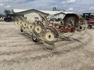 1990 Hesston 3832 Image