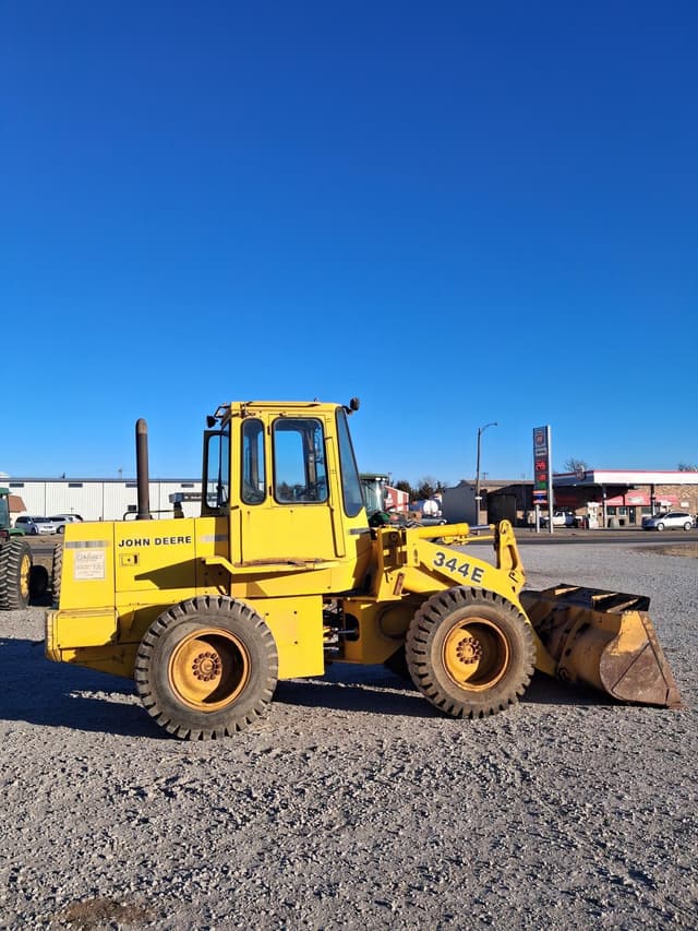 Image of John Deere 344E equipment image 3