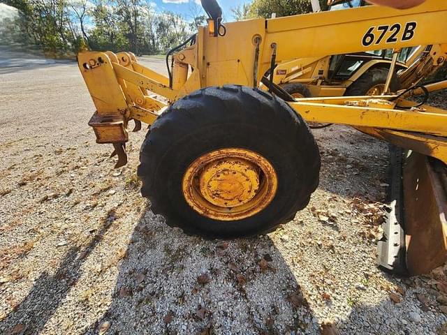 Image of John Deere 672B equipment image 3