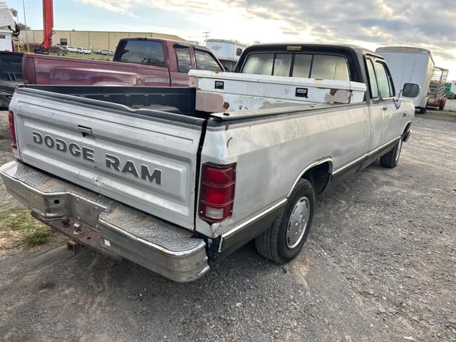 Image of Dodge D150 equipment image 3