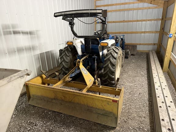 Image of Ford 1720 equipment image 3