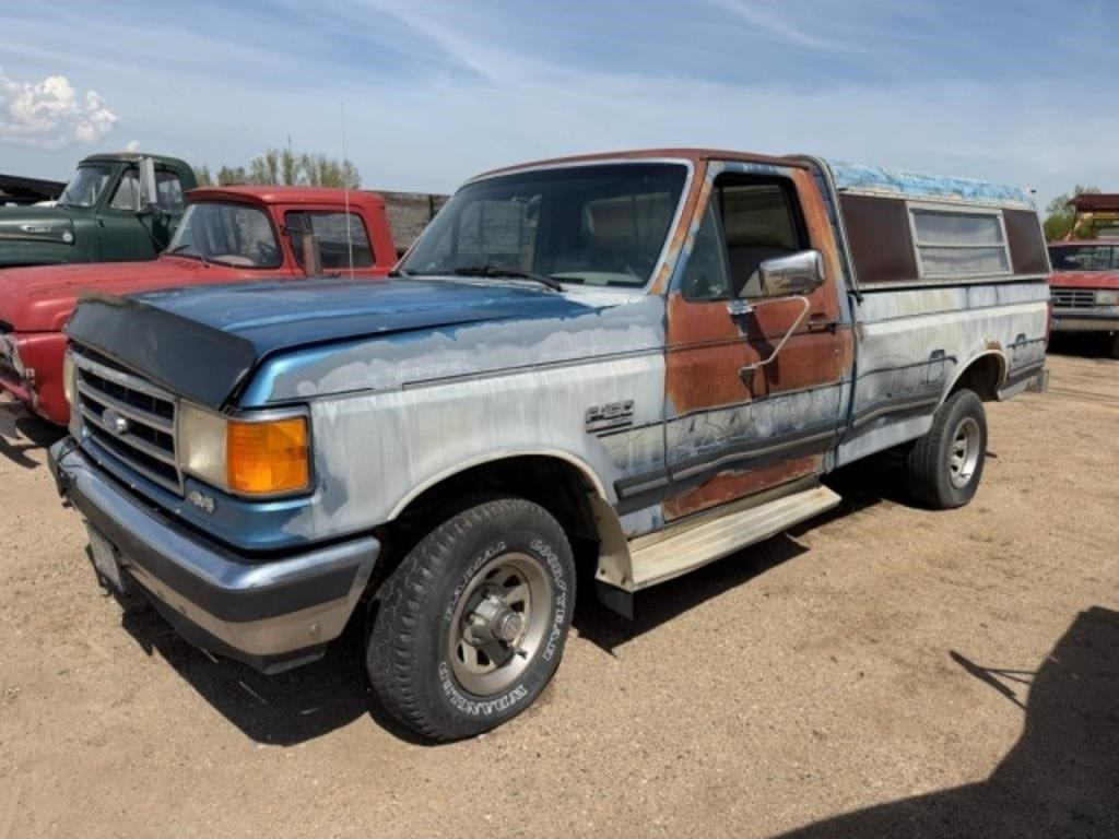 1990 Ford F-150 Equipment Image0