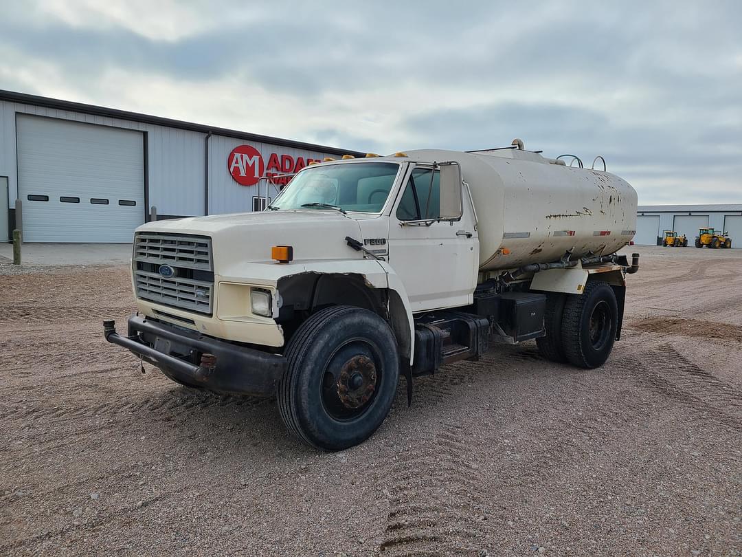 Image of Ford F-800 Primary image