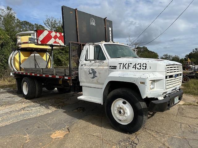 Image of Ford F700 equipment image 2