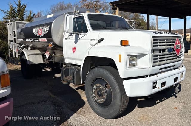 Image of Ford F-700 equipment image 2