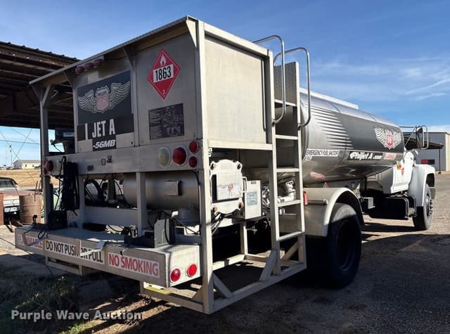 Image of Ford F-700 equipment image 3