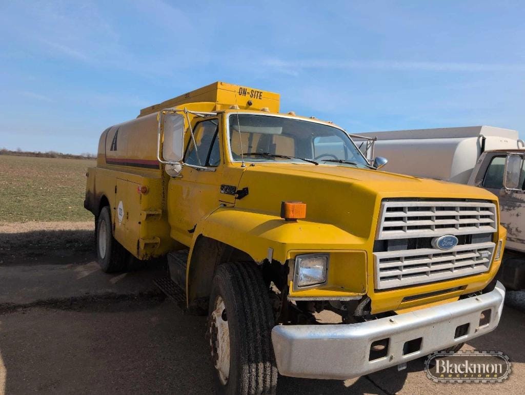 1990 Ford F-700 Equipment Image0