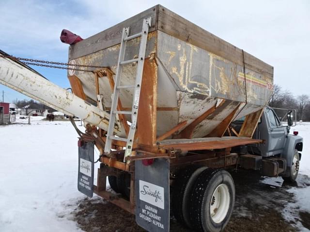 Image of Ford F-700 equipment image 3