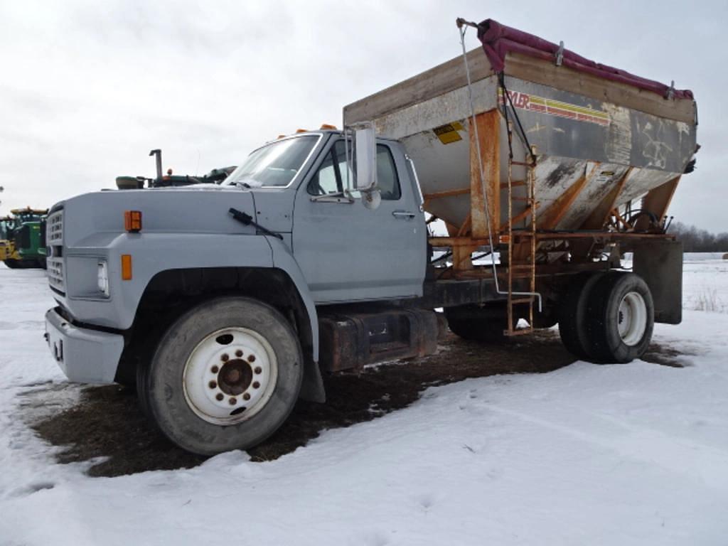 Image of Ford F-700 Primary image