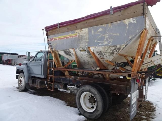 Image of Ford F-700 equipment image 2