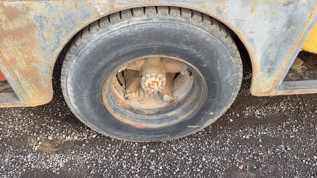 Image of Ford F-700 equipment image 4