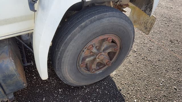 Image of Ford F-700 equipment image 3